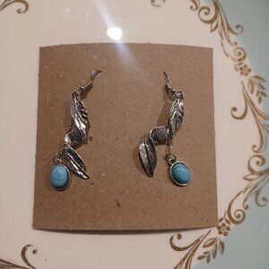 167- Silvertone swirled feathers southwestern dangle earrings